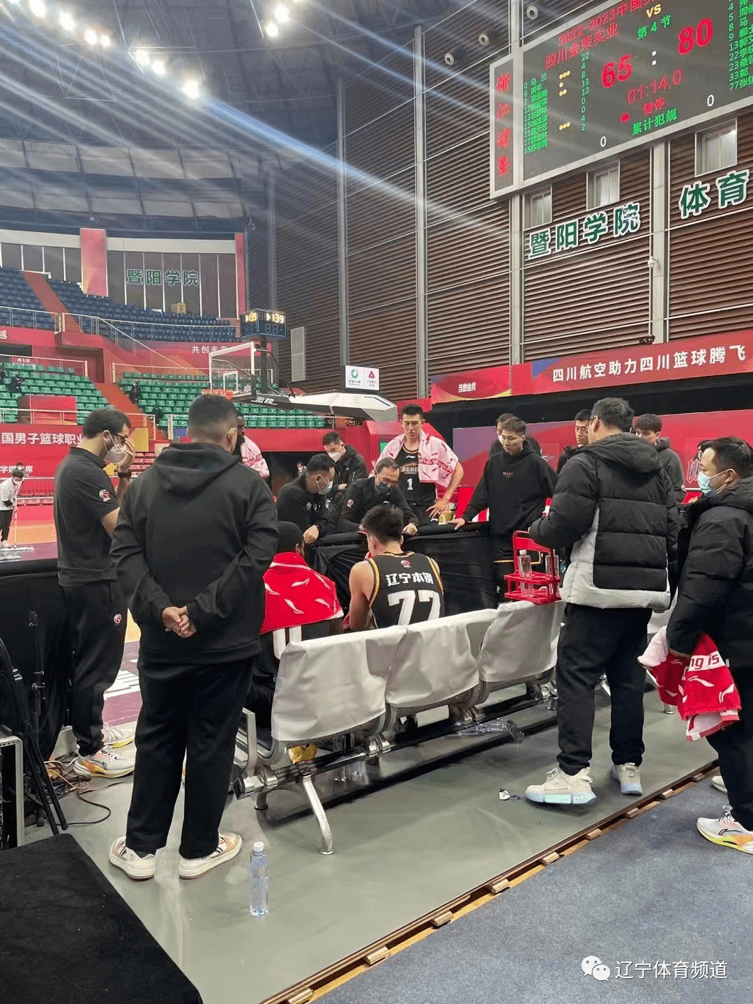 关于CBA季后赛冲刺阶段走向成谜，武汉三镇再遭质疑，更衣室稳定，赛程密集仍需轮换的信息